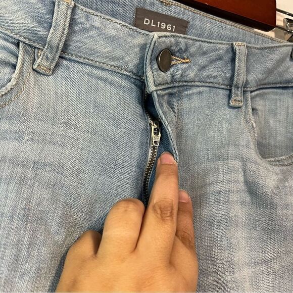 DL1961 Florence Cropped Mid Rise Instascuplt Light Wash Distressed Jean size 29 - Picture 3 of 7